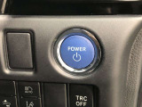 エンジンスタートスイッチです。キーが車内にあれば、エンジンの始動や停止はスイッチを押すだけ!キーを取り出す手間を省き、ワンプッシュで操作できるので簡単でスムーズです。