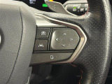 【レーダークルーズコントロール】従来のクルコンの機能に加え、車間距離を保ちながら先行車を追従します。先行車が停止した際は自車も停止し、停止状態を保持。先行車が発進すると、ドライバーの操作で発進します。