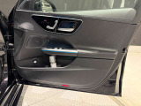 【メモリー付きパワーシート】3名までのシートポジションを記憶できるパワーシート!運転席のみ、ドアミラー・ステアリング位置も記憶可能です。高速道路などでの、運転交代時などに便利な機能です☆