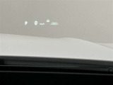 フロントガラス内に速度やナビの案内を表示するヘッドアップディスプレイを装備。メーターに視線を落とさずに前を見たまま情報が得られます。