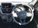 運転中も見やすいセンターメーター。