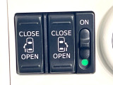 【両側パワースライドドア】スマートキーや運転席のスイッチで後席両側スライドドアの開閉が可能♪電動だから力を入れてドアを開ける必要が無く、小さなお子様でも簡単に開け閉めでき快適です♪