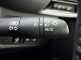 【オートライト】車外の明るさに応じて、自動的にライトの点灯・消灯をしてくれます。