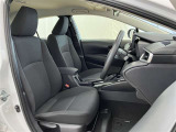 【運転席&助手席】シートは黒を基調にした落ち着いたデザインです。クリーニング済みですので清潔感があり気持ち良く乗っていただけます♪