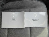 車両の取扱説明書、ナビゲーションの取扱説明書、車両の保証書、すべて揃っております。