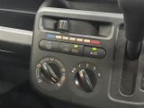 【エアコン】空気の入れ替え、快適な車内環境づくりの必須装備。エアコンちゃんとついてます。ダイヤル式で直感的な操作ができますね!