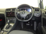 運転席まわりです。 各操作スイッチは使いやすい位置に配置されてます。