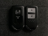 スマートキーを装備しています。鍵を差し込むことなくドアロックの開け閉めと、スタートボタン操作でのエンジンスタートができます。スペアキーも同じものを用意しております。