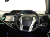 運転席まわりです。 各操作スイッチは使いやすい位置に配置されてます。