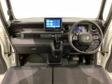 車内は光触媒抗菌消臭施工済です。スタイリッシュなデザインでスポーティなインパネ周りを演出します。グローブボックスやカップホルダーのほかにトレーなどたくさんの収納スペースが付いています。