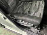 痛みの出やすい運転席シートの角、フロアマット、座面、ともに良好です
