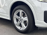 17インチ純正アルミホイール装備 全車両に標準装備の純正アルミホイールは、純正ならではのバランスの良いデザインと、走行安定性をお楽しみ頂けます。