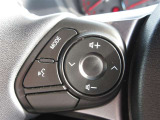 ステアリングスイッチ付き。左側はオーディオの操作ボタンがあります!