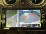 画像の左側は運転席から見ることのできないフロント左側を映している画像です、狭い道や幅寄せ時に便利です。