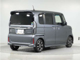 ◆路外逸脱抑制機能◆システムが車線(実線、破線)を検知し、ディスプレー表示とステアリング振動の警告で注意を促すとともに、車線内へ戻るようにステアリング操作を支援します。
