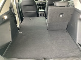 後席は分割可倒式で、用途に合わせてアレンジ可能。荷物の量や乗車人数に応じて柔軟に使える便利なシートです。