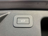 【パワーテールゲート】ボタン操作でテールゲートが開閉です。両手が荷物で塞がっていても、スムーズに開閉を行えます。