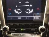 運転席、助手席別々に温度設定ができるデュアルエアコン装備です。男性が暑いと感じても、女性は寒いと感じる、そんな時の車内温度を別々に調節できるので、ストレスなくドライブをお楽しみいただけます。