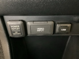 アクセサリーソケットはUSBのアダプターなどをつければ、スマホの充電にも使えます。横にはナビゲーション用の外部入力可能なUSB端子などがついており、周辺には物が置けるボックスがついています。