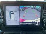上から丸見えアラウンドビュー!車を真上から見下ろした様な映像を映し出します。これで苦手な車庫入れもラクラク。