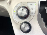【オートエアコン】一度お好みの温度に設定すれば、車内の温度を検知し風量や温度を自動で調整。暑い&hellip;寒い&hellip;と何度もスイッチ操作をする必要はありません。快適な車内空間には必須の機能ですね♪