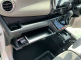グローブボックスの他にも収納をご用意してます。車内をスッキリ見せることができます。