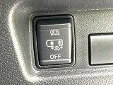 【ハンズフリー機能付き方側パワースライドドア】スライドドアの下に足先を入れてすぐ引くと、自動的にスライドドアが開閉します!荷物で両手がふさがった状態でも、ドアの開閉ができてとっても便利!