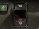 セレクトレバーの右に電子制御パーキングブレーキがあります。スイッチひとつで、停車した地点の傾斜などをシステムが検知・判断してブレーキ力を自動的に最適制御し、しっかり停車できるパーキングシステムです。