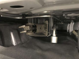 車載工具のジャッキ(車体を持ち上げる工具)とクリップレンチ(タイヤのナットを緩める、絞める工具)です。