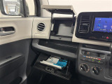 【グローブボックス】車検証、サングラスやCDなど小さい荷物が収納できるので車内を綺麗に整頓できますね。