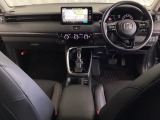 車内は光触媒抗菌消臭施工済です。スタイリッシュなデザインでスポーティなインパネ周りを演出します。グローブボックスやカップホルダーのほかにトレーなどたくさんの収納スペースが付いています。