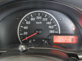 大きくて視認性の良いアナログメーターです。 走行距離 40187Km
