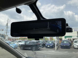 【スマートルームミラー】バックドアについてますカメラと連動して、後方の映像がルームミラーに映ります。