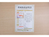 【車両検査証明書】店頭にて、クルマの状態が一目で分かる査証明書を公開中。トヨタ認定検査員が厳しく検査し、状態を点数と図解で表示しています。修復歴はもちろん、傷やヘコミの箇所や程度がご確認いただけます。