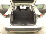 ラゲッジも広く使いやすいトランクは、開口部も広く荷物の積み下ろしもしやすいお車となっております。リアシートの背もたれは6:4の割合で分割して可倒できるので、長いお荷物などを載せることもできます。