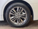 【純正18インチアルミホイール】外観にマッチした純正アルミホイールを装着しております。各種社外アルミホイールや、スタッドレスタイヤも取扱いしております。是非ご相談ください♪
