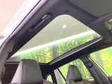 【パノラマルーフ】大型のガラスルーフ搭載で車内の解放感が一気にアップ!開放的なドライブをお楽しみいただけます。