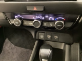 オートエアコンがついてますので、お好みの温度をセットするだけで風の強さや風量を自動で調整します。スイッチやダイヤル類も簡単操作で快適に過ごせます。