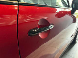 【スマートキー】お車に近づくだけでドアロック/ロック解除が可能です。