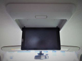 後席用のTVモニターも装備しています。 後席の同乗者も退屈させません!
