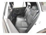 後席シートは分割可倒式です。乗せる荷物や乗車人数に合わせて片側ずつ倒すことが出来ます。
