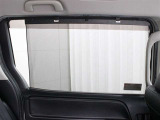 スライドドアに収納式のサンシェードを装備しています。