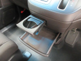 運転席からも助手席からも使いやすい位置に、引き出し式ドリンクホルダーとスマホなどを置けるトレイを配置しています。