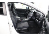 中古車なので使用感はありますが、座り心地の良いフロントシート