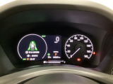 ハイブリット車専用のメーターです。右側の大型スピードメーターに加え、ステアリングスイッチを使って左のマルチインフォメーション・ディスプレイで燃費や動力伝達などの情報が見れるようになっています。