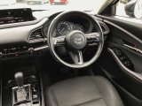 ドライバーが心に余裕をもって運転に集中できること、助手席や後席からもすっきりと前を見通せる空間の起点となり、全員が安心してドライブを楽しめることをモットーにシンプルなレイアウトとなっています。