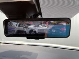 【スマートルームミラー】車両後方のカメラ映像をミラー面に映し出します。車内の状況や天候などに影響されずいつでもクリアな後方の視界が得られます♪