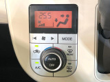 【オートエアコン】一度お好みの温度に設定すれば、車内の温度を検知し風量や温度を自動で調整。暑い&hellip;寒い&hellip;と何度もスイッチ操作をする必要はありません。快適な車内空間には必須の機能ですね♪