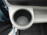カップホルダーは運転席や助手席からちょうど手の届く位置です!!