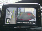 【アラウンドビューモニター】空から見下ろすような視点で、スムースな駐車と安全確認をサポートします。